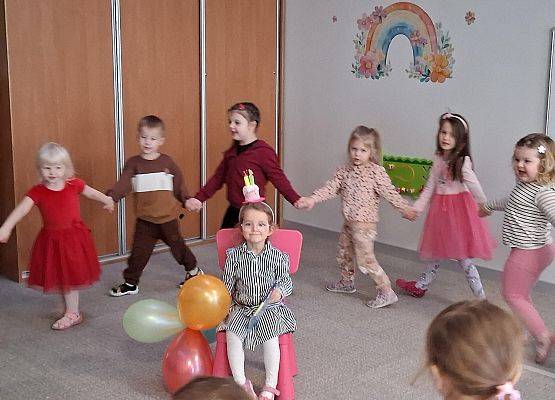 Grafika 3: Urodziny Caitlin z Żabek