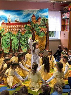 Grafika #8: Przedstawienie "O Wandzie, co Niemca nie chciała" w wykonaniu dzieci z Przedszkola nr 5 z lęborka