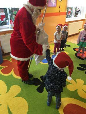 Grafika #1: Mikołajki w Maluchach